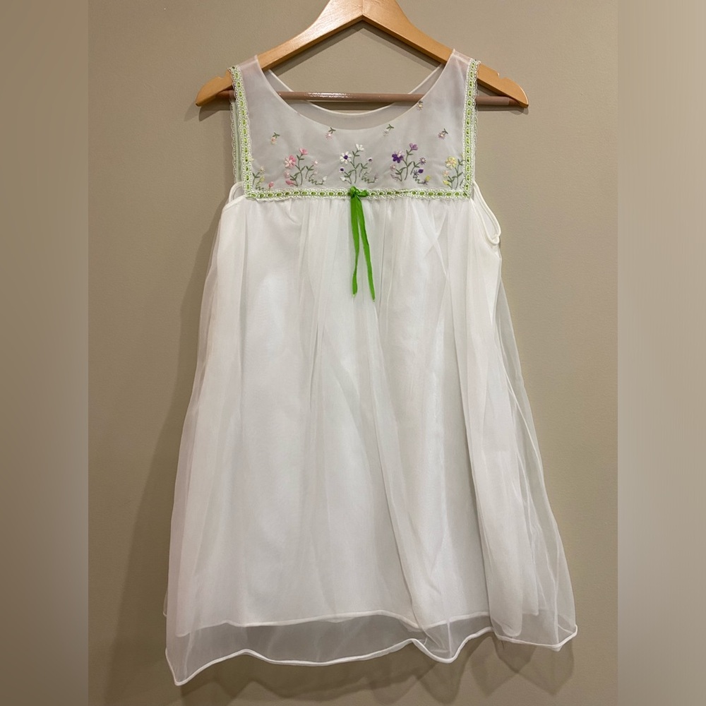 Elegant White Floral Embroidered Robe - Picture 2 of 12